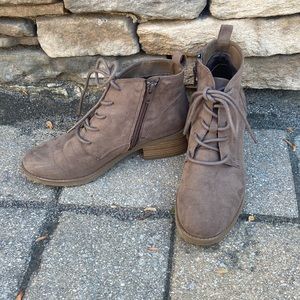 Indie/Vintage Style & Co closed toe taupe ankle boots ☯️